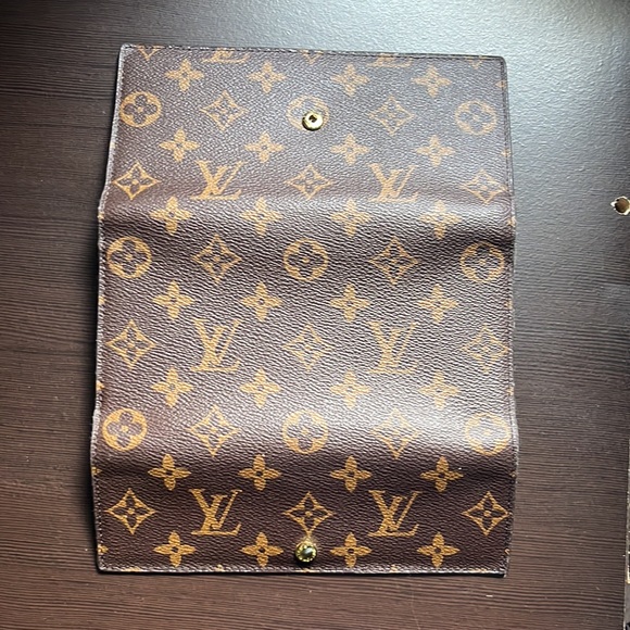 Monogram Initials Wallet - Picture 3 of 7